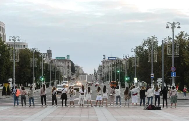 «Меньше задержаний, блокировка дорог и девушки с цветами»: итоги четвертого дня протестов в Беларуси