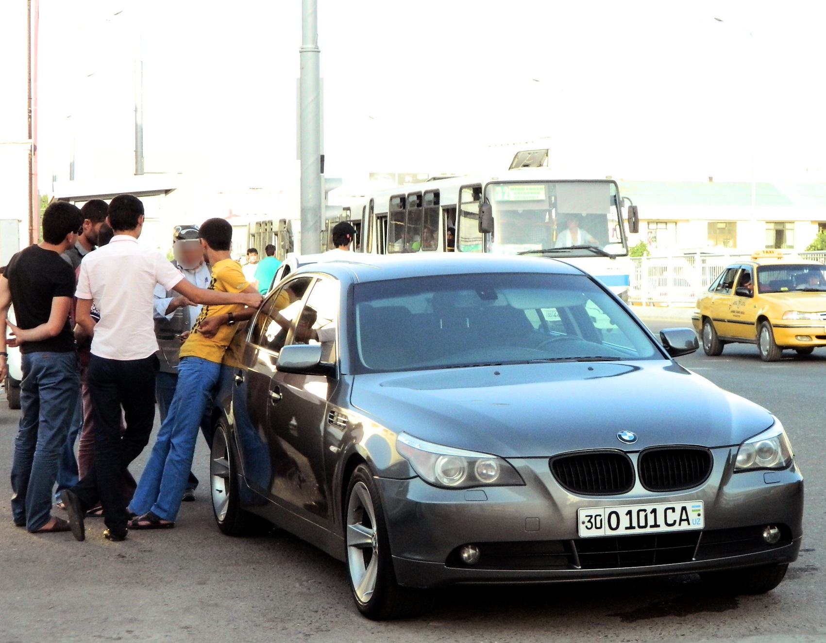 В Узбекистане продлили срок пребывания иностранных авто без взимания штрафных санкций 