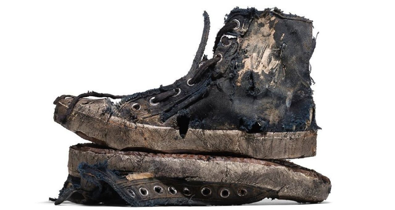 Balenciaga представила грязные кроссовки с дырками за $1850 – фото