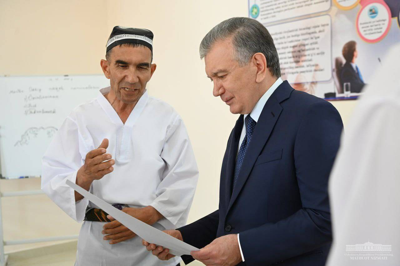 Слева замдиректора одной из школ Фуркатского района Илхомжон Сулейманов / Пресс-служба президента