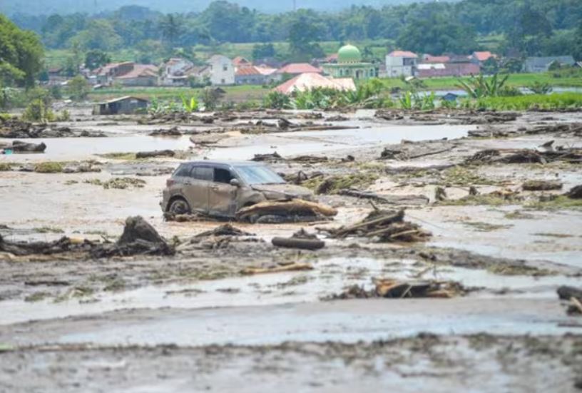 Число жертв наводнений в Индонезии возросло до 50