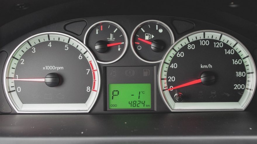Выяснилось, почему на спидометрах малолитражных авто показана цифра в 200 км/ч и больше