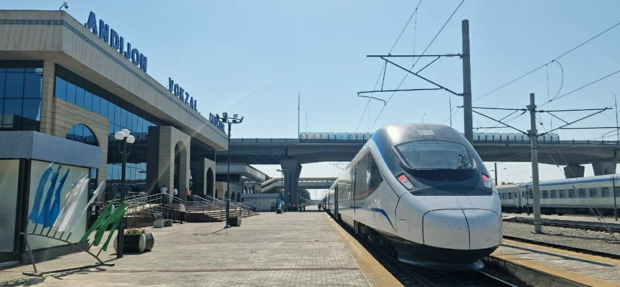 Toshkentdan Andijonga ilk bor yangi tezyurar elektropoyezd yetib keldi