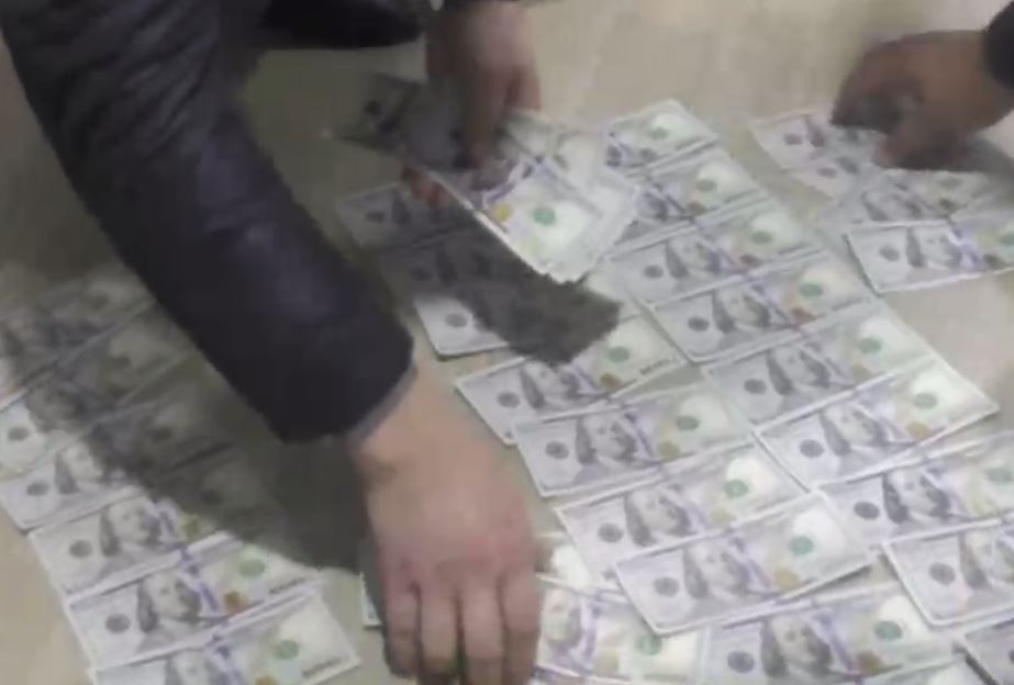 В Андижане поймали мужчин, намеревавшихся продать фальшивые $500 тысяч