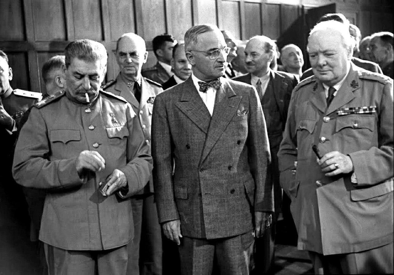 Katta uchlikning so'nggi uchrashuvi. Stalin, Truman va Cherchill Germaniyada bo'lib o'tgan Potsdam konferensiyasida. 1945-yil<br>