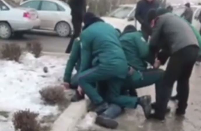 В Андижане сотрудники ОВД скрутили мужчину, который не хотел стоять в очереди — видео