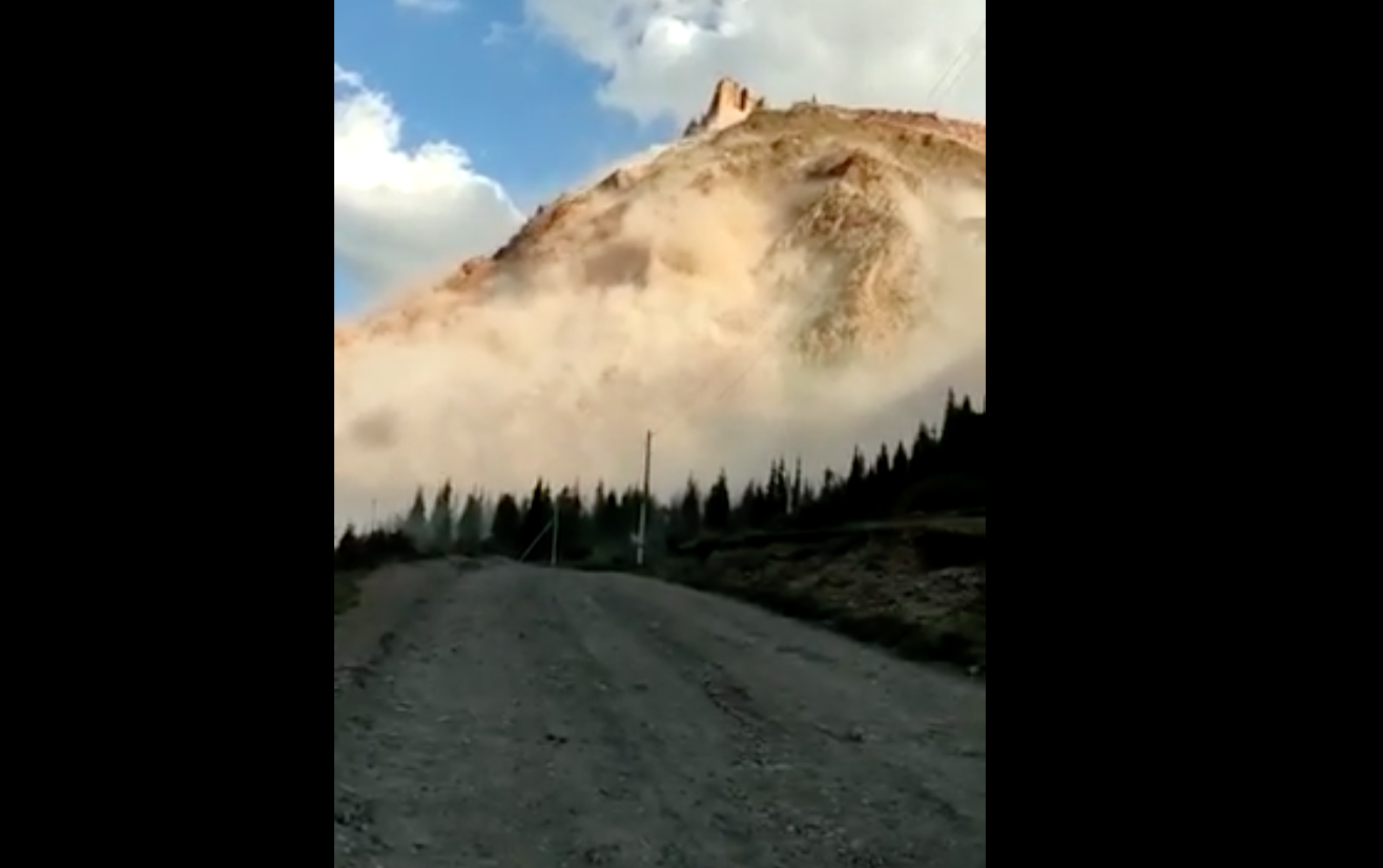 Мощный оползень сошел в горах Кыргызстана<br>