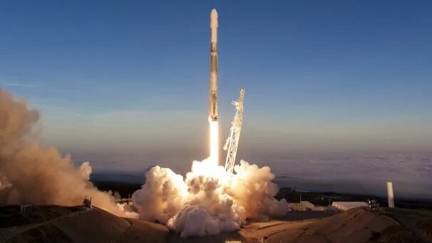 SpaceX запустила ракету Falcon 9 со спутником