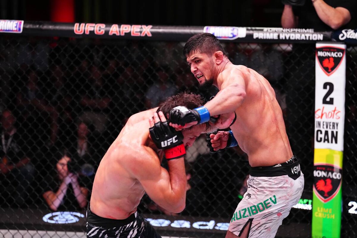 UFC. Нурсултан Рузибоев победил американца Дастина Штольцфуса