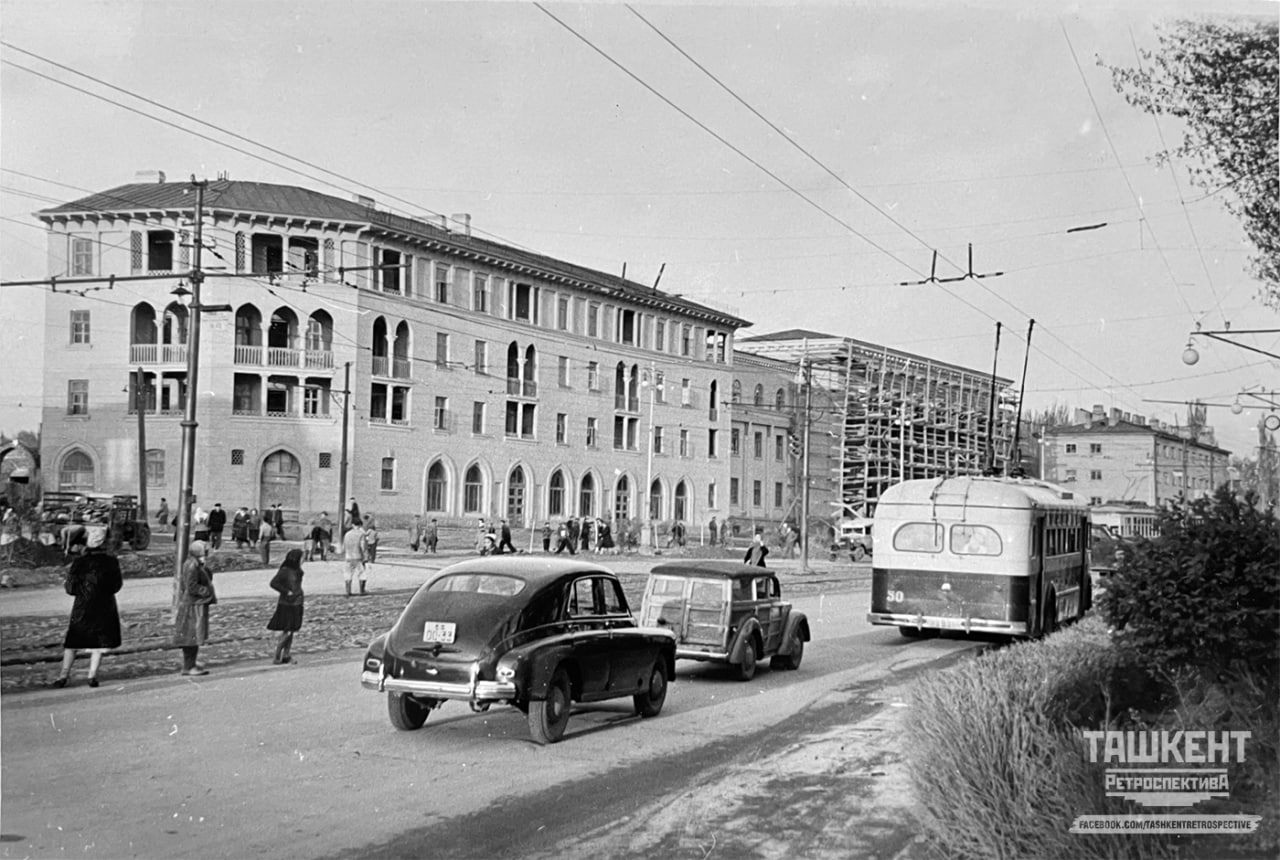 Toshkent shahrida joylashgan Labzak va Navoiy ko'chalaridagi chorraxalari. 1951-yil<br>