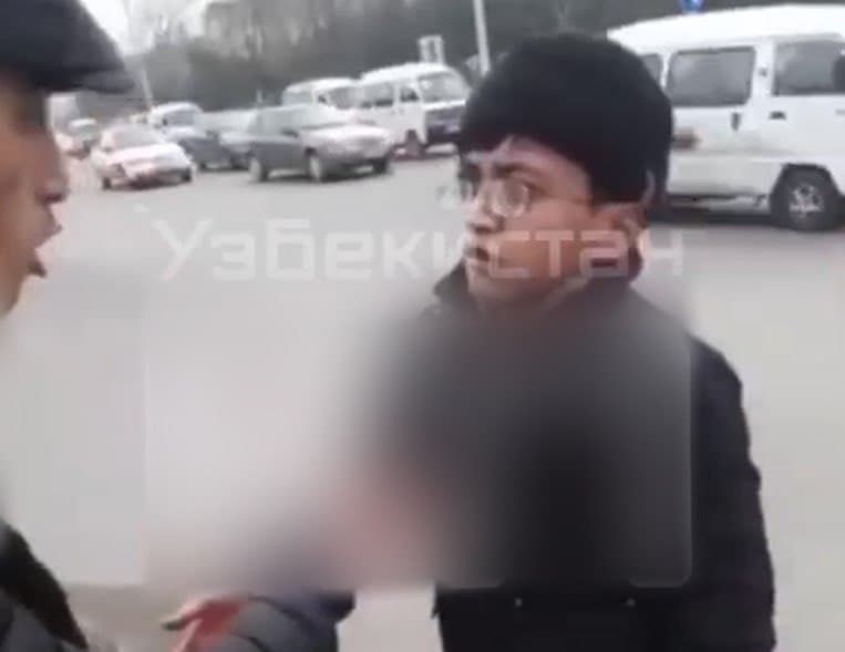 В Узбекистане мужчина забрал у мальчика телефон, на который он снимал нарушения водителей