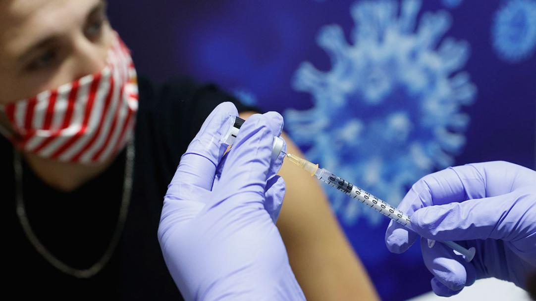 Эффективны ли вакцины против нового штамма коронавируса «омикрона»?