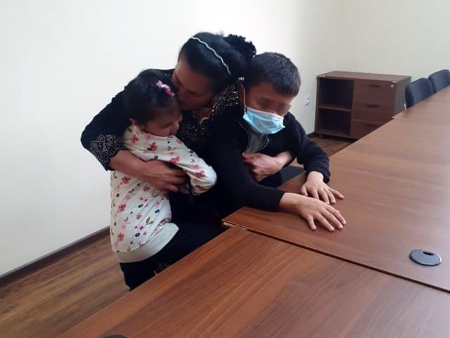 Спрятанных в течение 11 месяцев в Ташобласти детей вернули матери