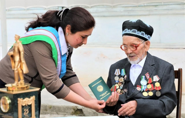 Ветеран войны из Самарканда получил свидетельство о рождении спустя 98 лет