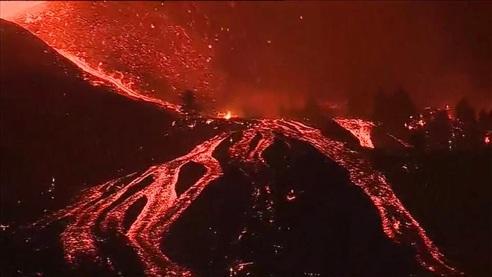 На острове Пальма обрушился кратер вулкана: лава затапливает остров - видео