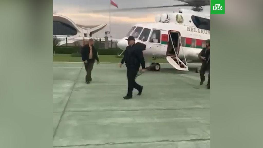 Лукашенко прилетел в свою резиденцию в Минске с оружием в руках