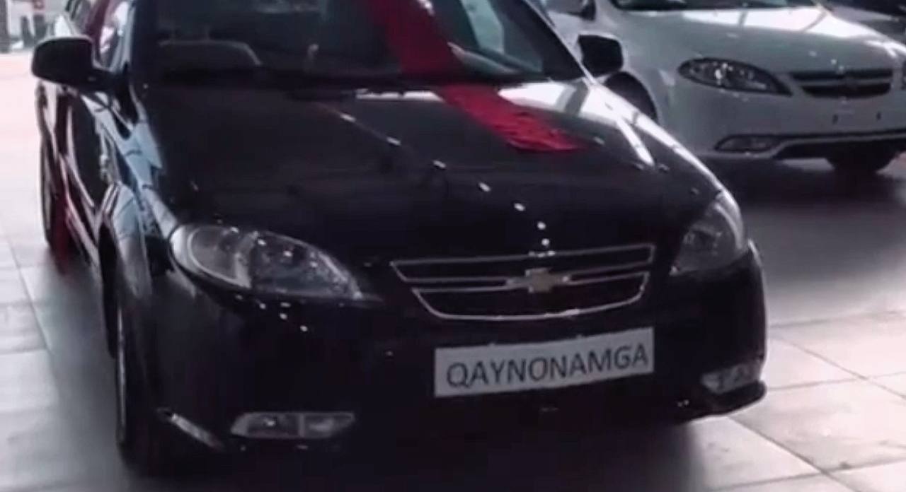 В Узбекистане мужчина подарил теще автомобиль – видео