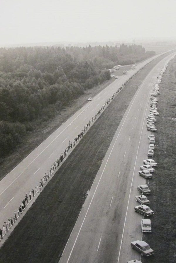 1989-yil 23-avgustda Latviya, Estoniya va Litvada 2 mlnga yaqin odam Sovet Ittifoqini tark etishni istaganini butun dunyoga ko'rsatish uchun uch davlatni birlashtirgan jonli zanjir tashkil etgan.<br>