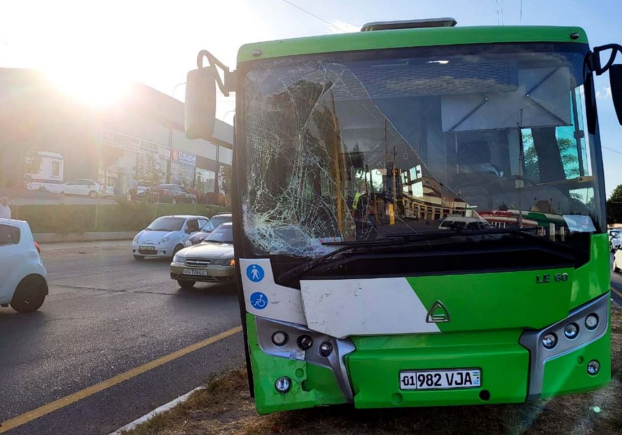 В Ташкенте столкнулись автобус и две легковушки, пострадали четыре человека