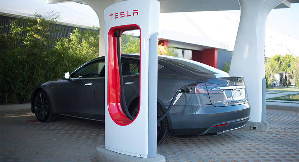 В 2022 году электромобили уступают в надежности бензиновым и дизельным авто