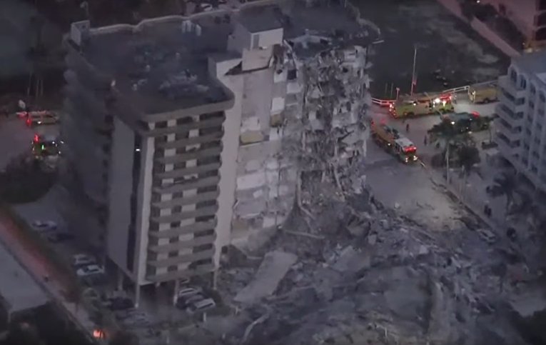 В Майами обрушилось многоэтажное здание: спасатели ищут выживших под завалами