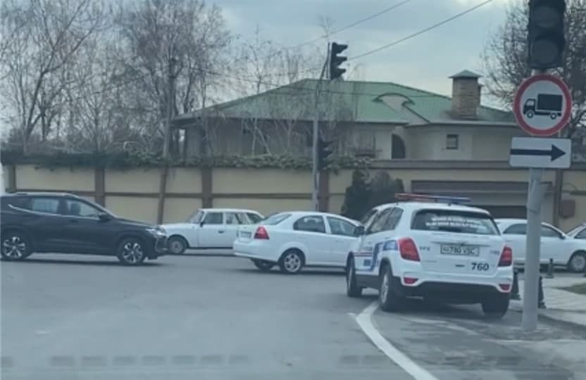 В Ташкенте водитель служебного «Трекера» ДПС «забыл» как правильно парковаться и поплатился