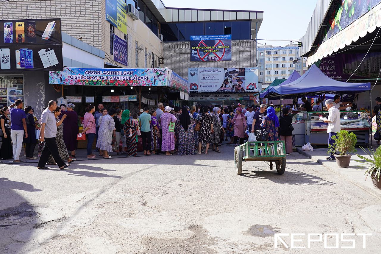 Фото: Очередь за сахаром на Сергелийском дехканском рынке