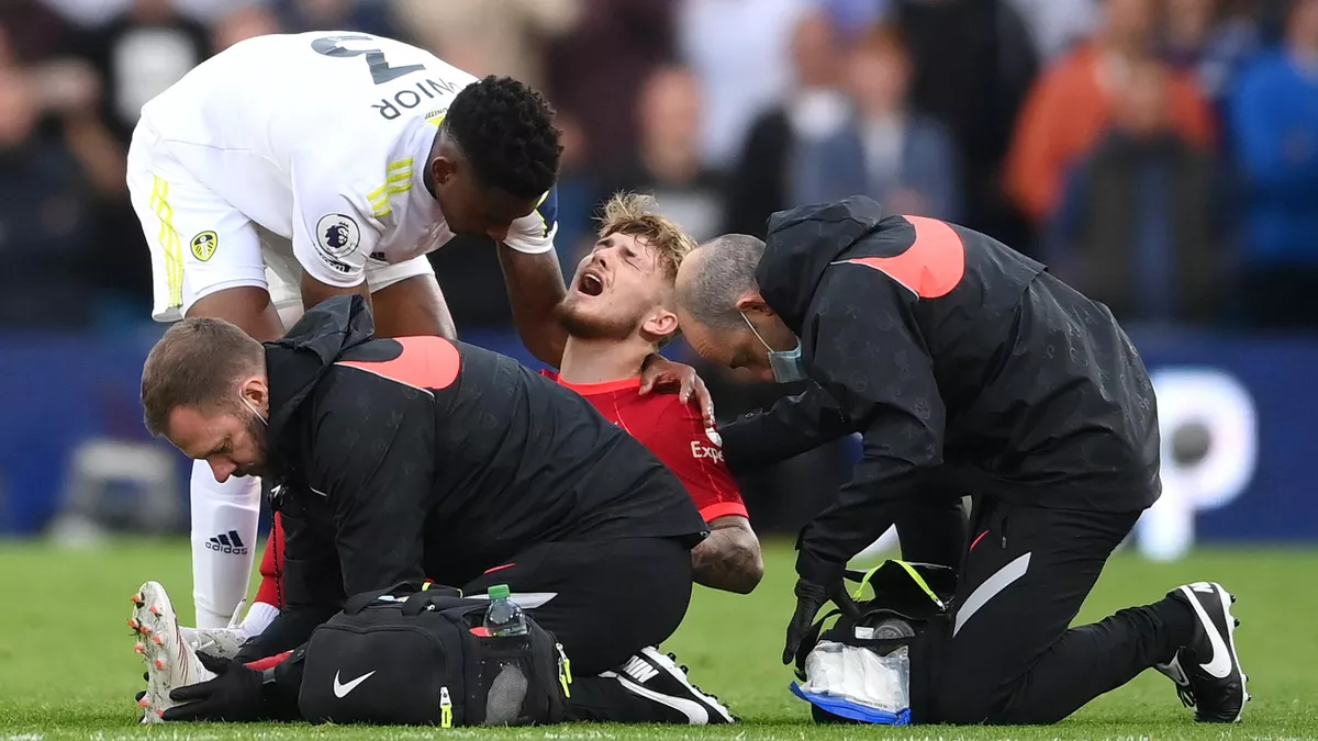 Страшная травма у игрока «Ливерпуля». Его унесли на носилках