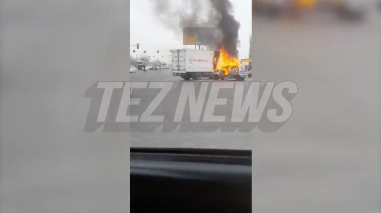 Гражданский журналист Repost заснял на видео момент возгорания двух авто после ДТП в Ташкенте<br>