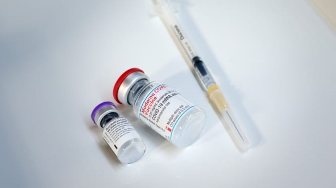 Две вакцины от COVID-19 назвали опасными из-за риска тромбоза