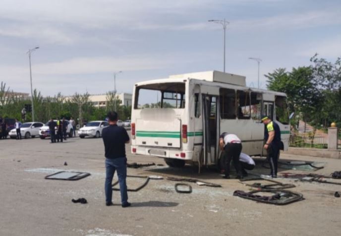 В Ургенче Lada столкнулась с автобусом Isuzu, погибли два пассажира — видео (18+)