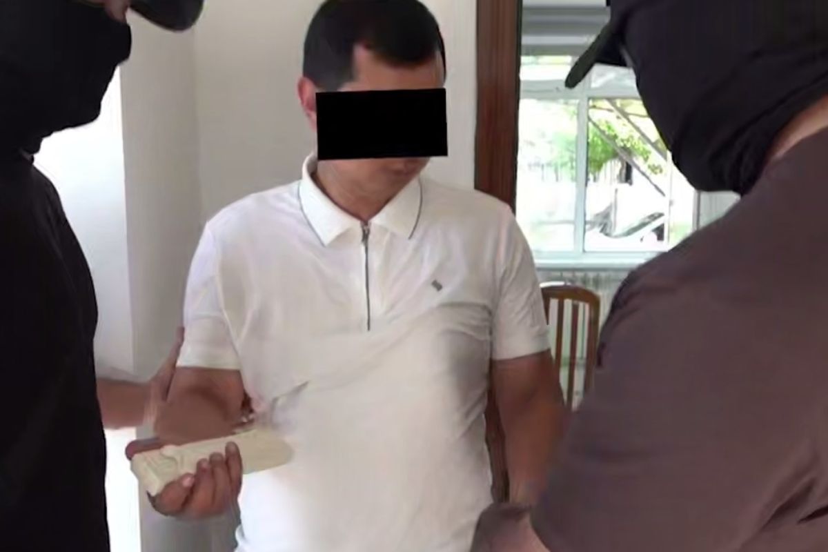 В Сырдарье налоговик попался на взятке в виде золотого украшения