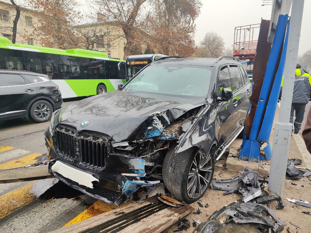 В Ташкенте водитель BMW X7 влетел в фонарный столб, пострадали три человека 
