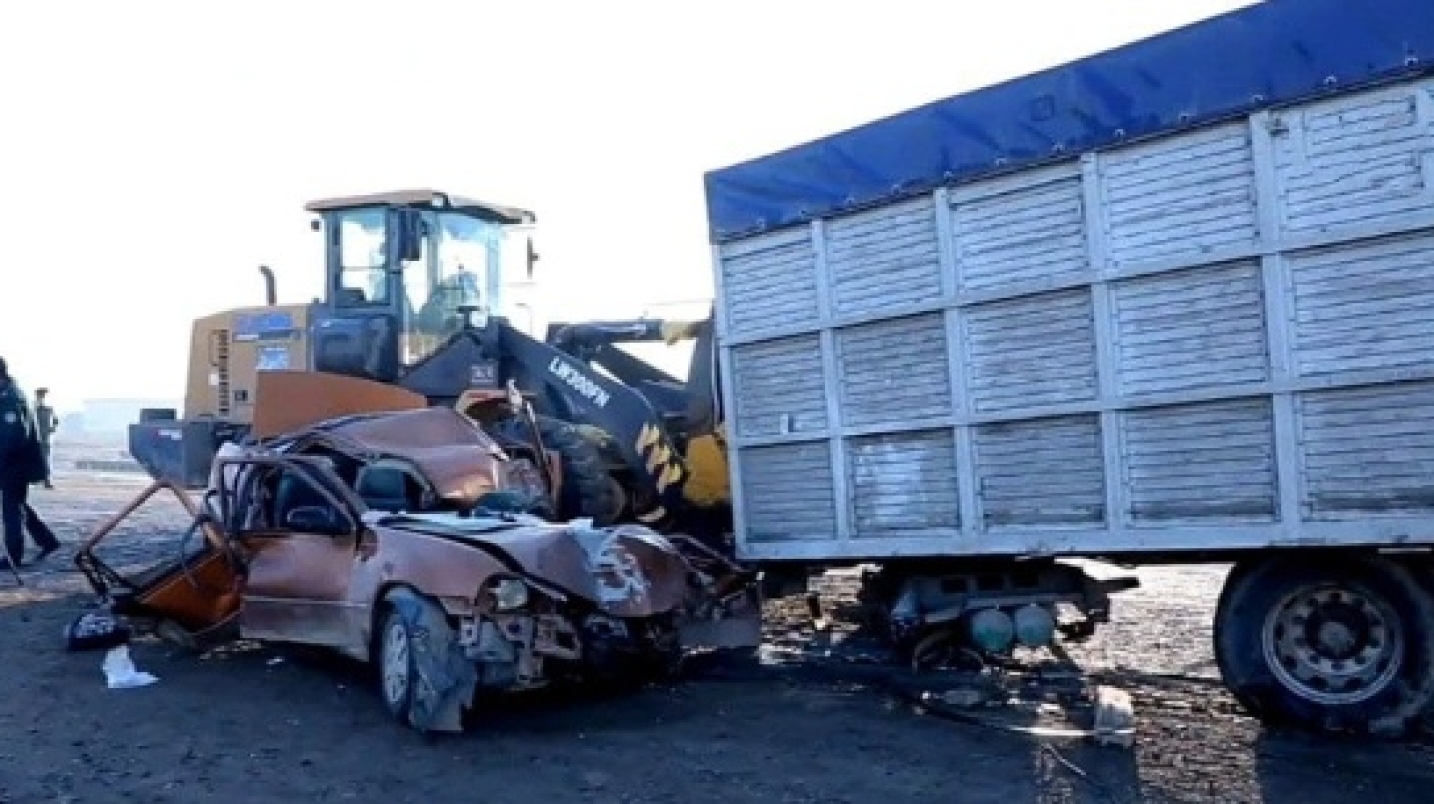 В Кашкадарьинской области «Нексия» влетела в прицеп грузовика: два человека погибли