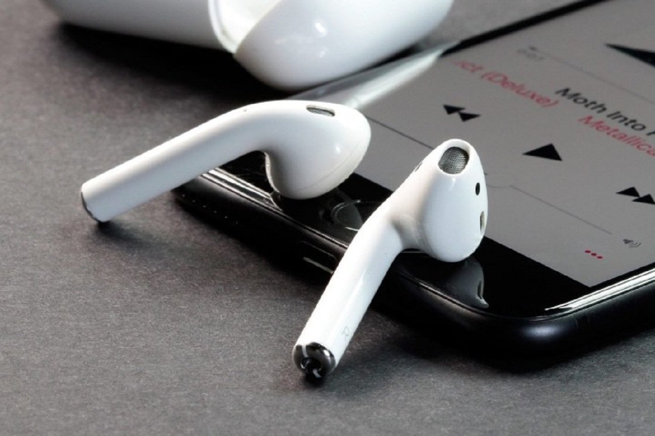 Apple выпустит водостойкие наушники AirPods 2 с поддержкой Siri 