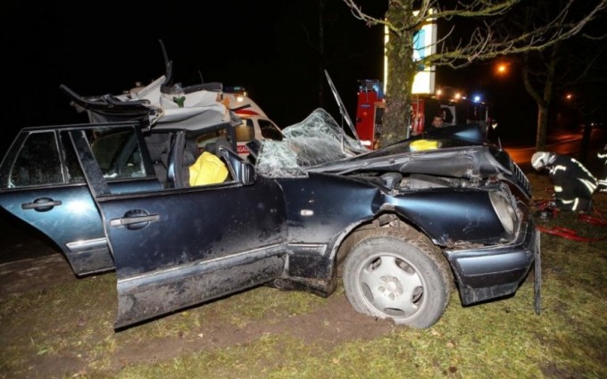 На Чиланзаре Mercedes влетел в дерево: двое погибших