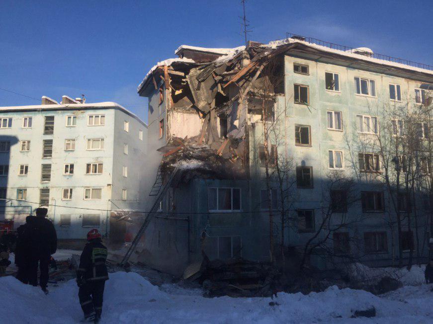 В российском городе в результате взрыва обвалилась пятиэтажка: есть жертвы 