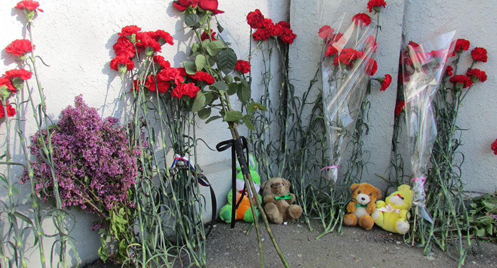 К посольству России в Ташкенте несут цветы и детские игрушки в знак скорби о погибших в Кемерово 