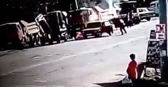 В Ташобласти мужчина облил себя бензином в машине и поджег (видео)