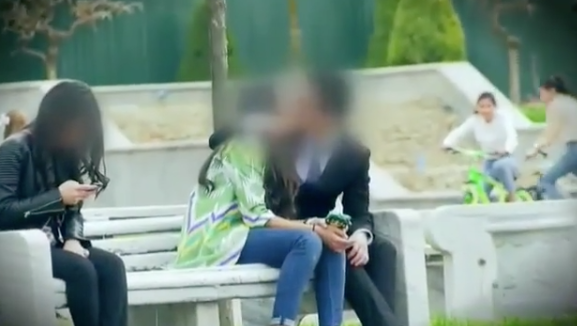 Журналисты-телевизионщики пристыдили ташкентскую молодежь за публичные поцелуи и объятия (видео)