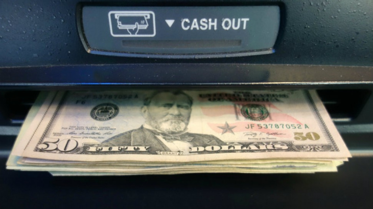 Стало известно, сколько банкоматов для инвалюты установят к концу года