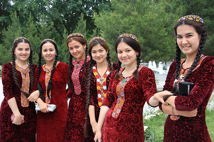 Туркменкам запретили красить волосы и ногти