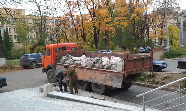 В Ташкенте начали штрафовать водителей грузовиков за неаккуратную перевозку мусора и песка