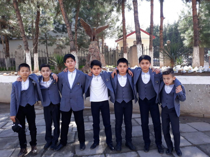 В школах Узбекистана начали тестировать новую форму