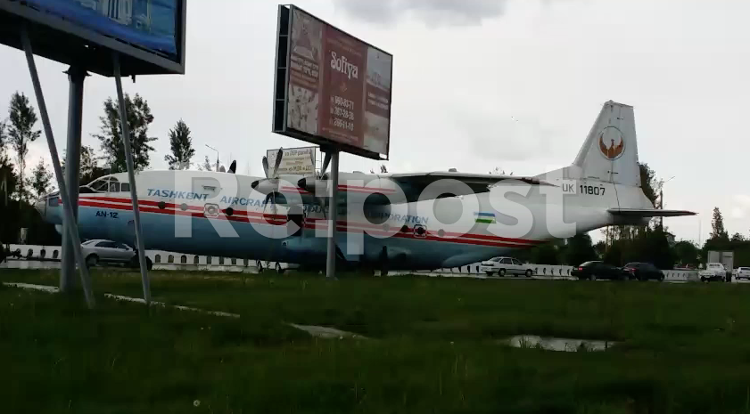 В Ташкенте по улице провезли самолет (видео)