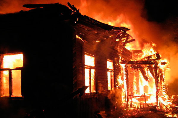 В Кашкадарье мужчина убил мать и сестру, а после сжег их трупы