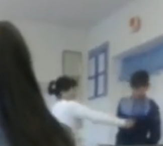 Опубликовано видео, на котором преподаватель колледжа избивает студента по лицу