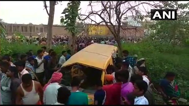 В Индии школьный автобус столкнулся с поездом: 13 погибших