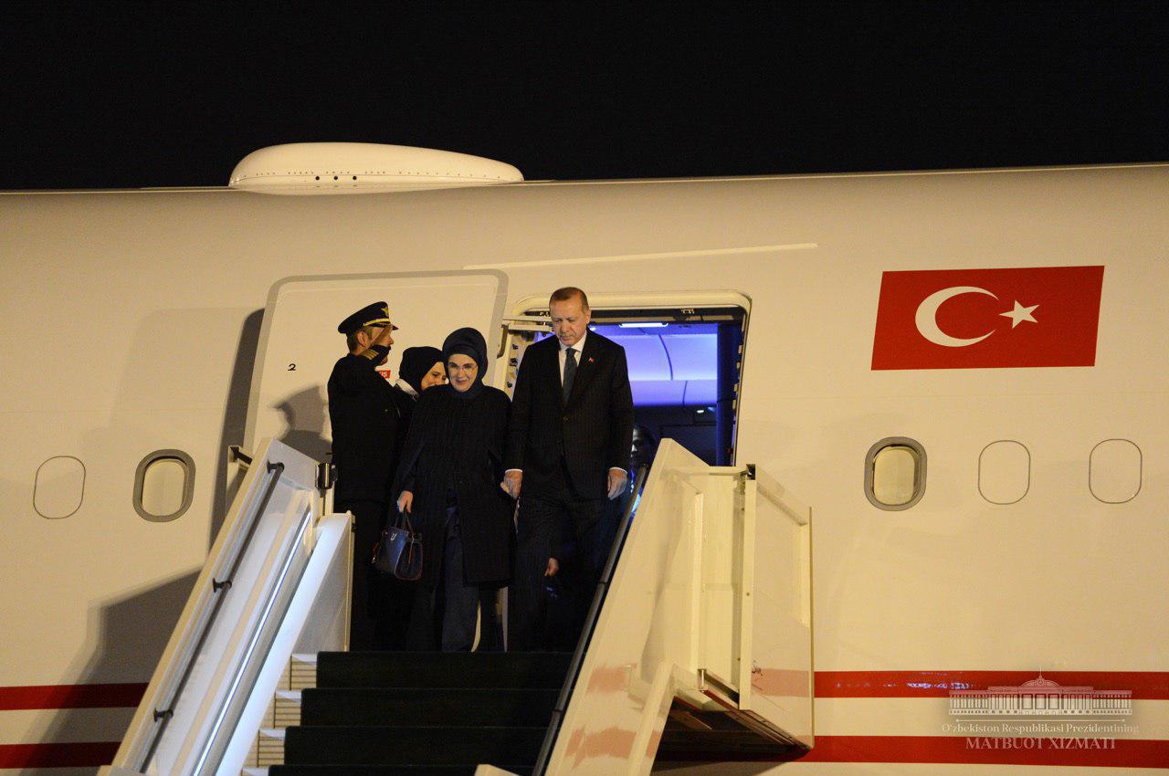 Реджеп Эрдоган с супругой прибыли в Ташкент