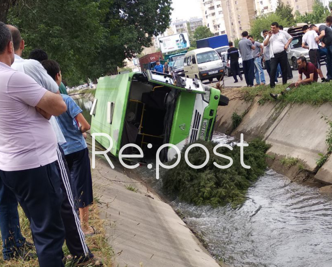 Срочно: в Ташкенте автобус с пассажирами вылетел в арык и перевернулся, уворачиваясь от пешехода (фото)